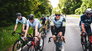 Gruppe Radfahrer am Waldrand