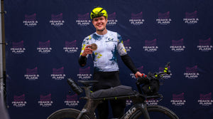 Sieger mit Medaille und Rennrad bei Event Peaks and Plains