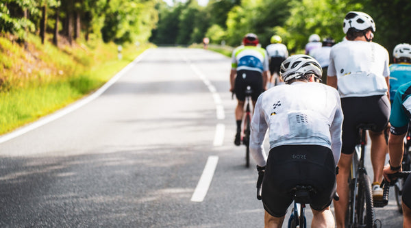 Gruppe von Radfahrern auf Landstraße