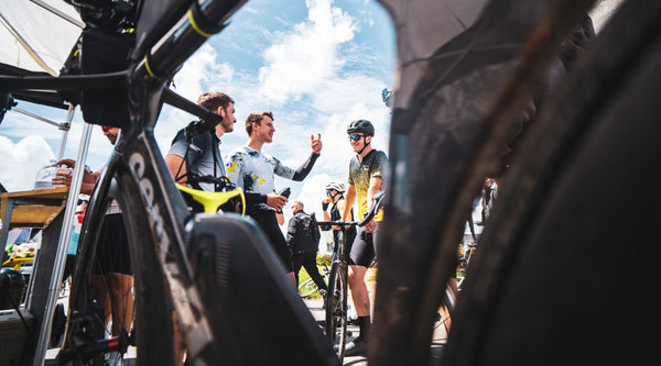 Radfahrer im Gespräch bei sonnigem Wetter