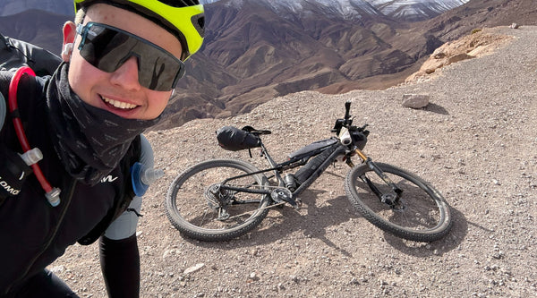 Mountainbiker mit Gepäck in bergiger Landschaft