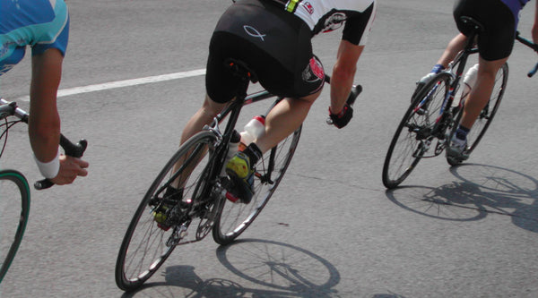 Radfahrer bei einem Rennen in der Kurve