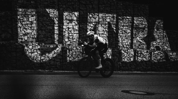 Radfahrer vor Ultra Mauer in Schwarz-Weiß