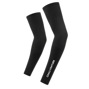 Challventure Arm Warmers Founding Drop 01 – Armlinge in Weiß mit CV Logo